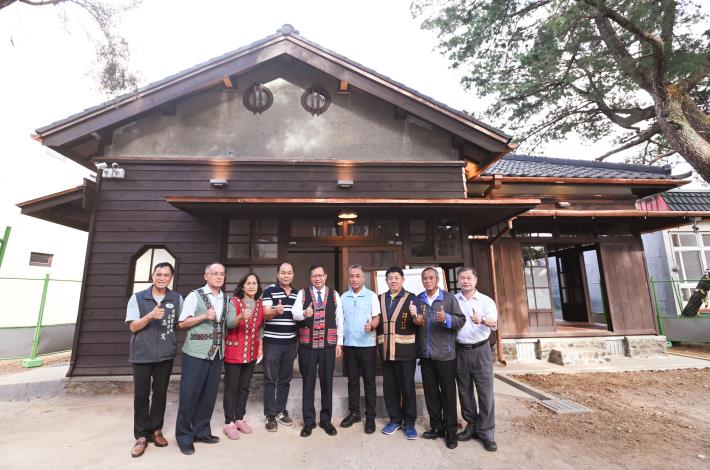 鄭市長、原民局長林日龍與貴賓大合照