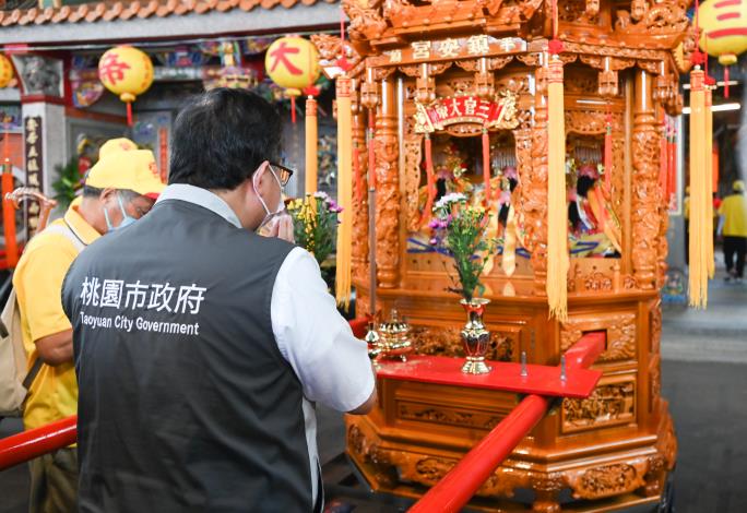 市長於神轎前雙手合十表示敬意