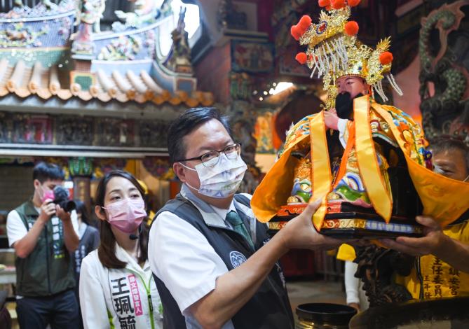 市長恭請天官大帝上轎出發繞境