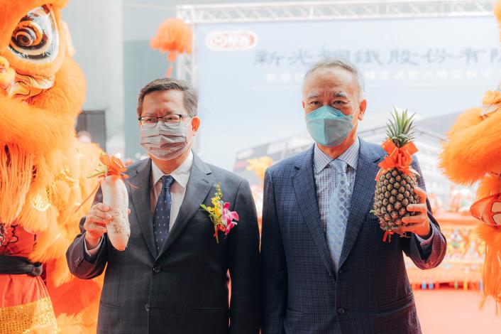 鄭市長與新光鋼鐵董事長粟明德合照