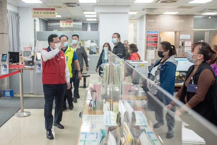 市長與區公所辦公同仁揮手致意