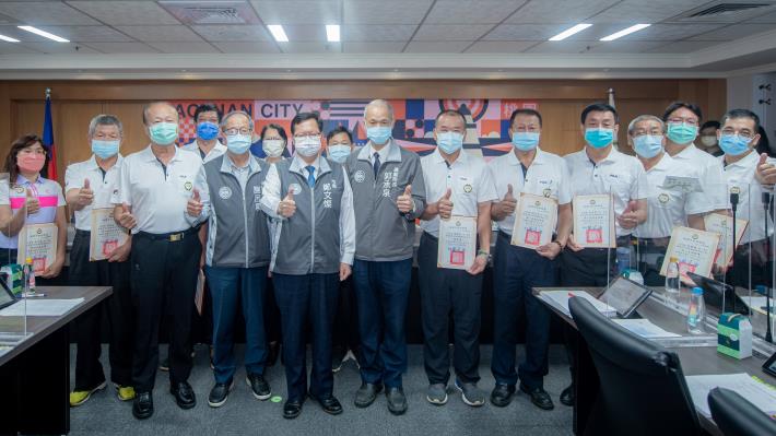 鄭市長、農業局長及消防局長與桃園市緊急救護捕蜂捉蛇工作大隊幹部合影