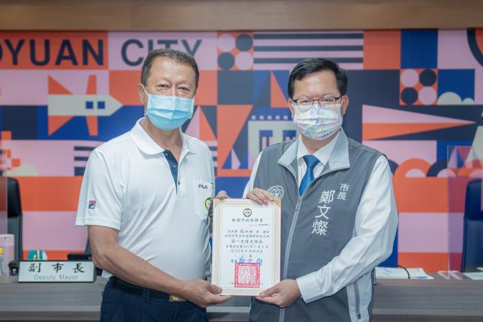 鄭市長頒發捕蜂捉蛇大隊第一大隊大隊長侯恒如聘書