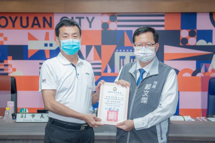 鄭市長頒發捕蜂捉蛇大隊第二大隊大隊長許永昌聘書