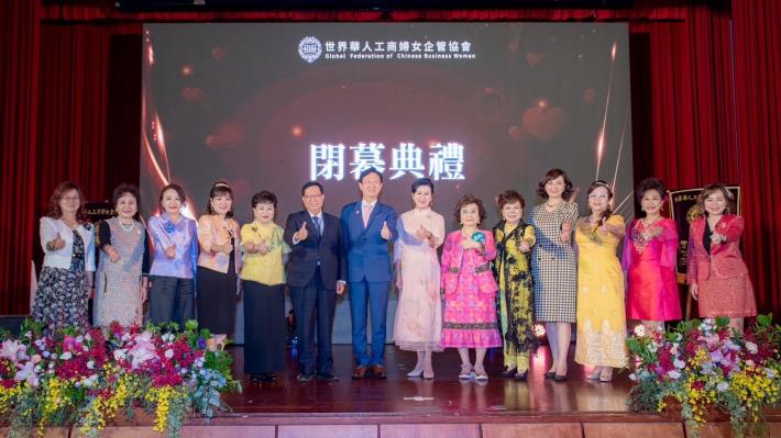 鄭市長和與會貴賓比讚合影
