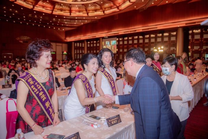 鄭市長與世界十大傑出華商婦女華冠獎得主握手致意