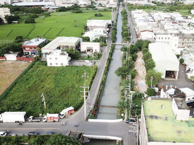本案空拍圖，八德區忠義街介於工業區、商業區、住宅聚落及學校之間