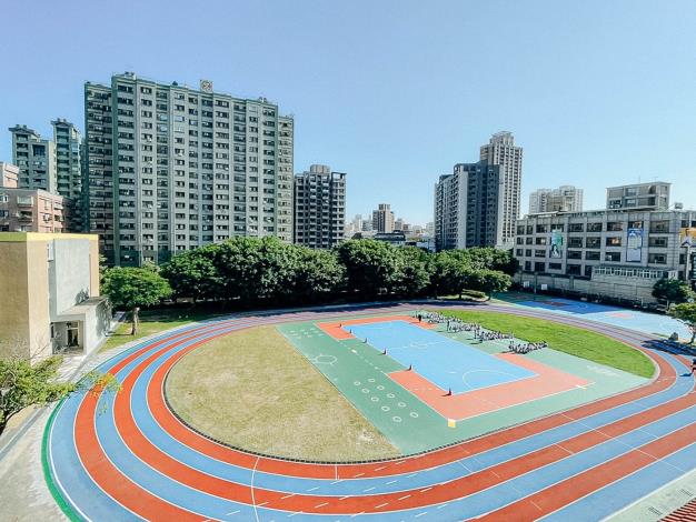 運動操場及周邊設施整建工程，修繕運動場、天然草皮及籃球場等設施