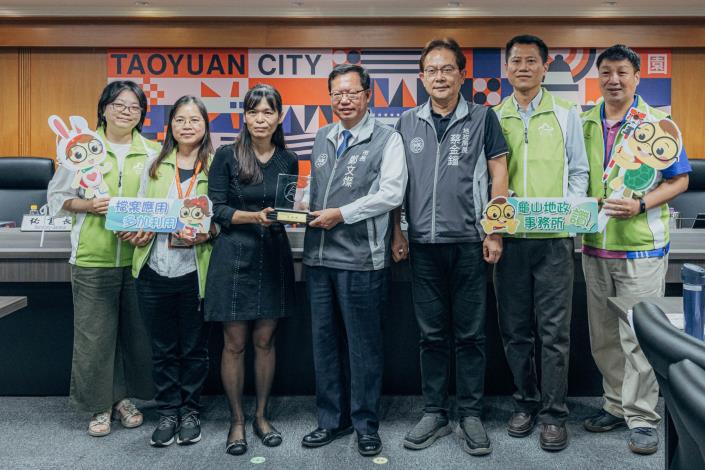 龜山地政事務所獲獎團隊與市長合影