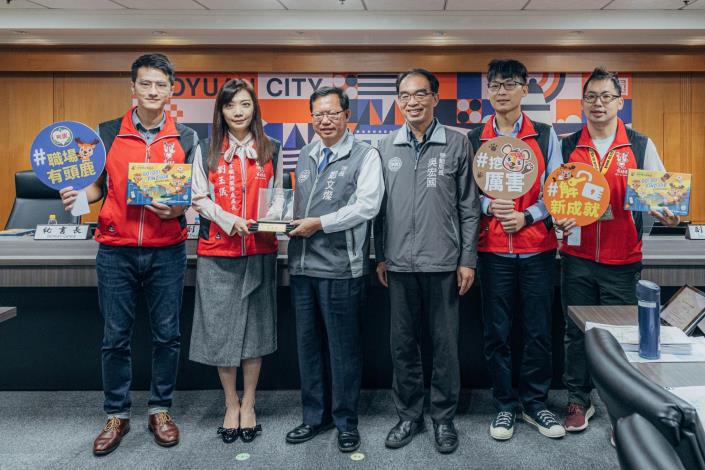就業職訓服務處獲獎團隊與市長合影