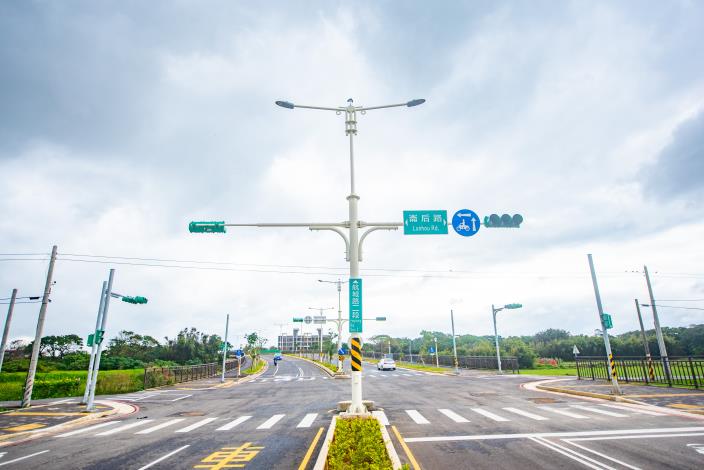 航城路二段長約2.474公里、路寬30米，道路旁也設置人行道及景觀綠帶，提供市民安全舒適的休憩環境