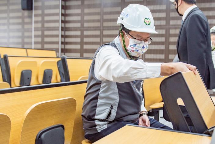 鄭市長視察新建專科教室大樓暨停車場完工情形