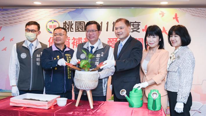 市長與貴賓進行樹苗種植儀式，象徵匯聚愛心灌溉學子