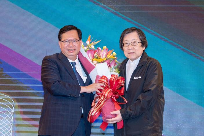 鄭市長與卸任理事長邱義仁合照