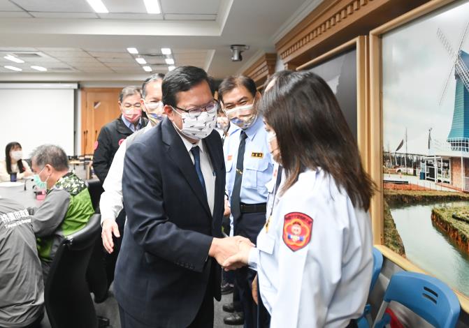 市長與守望相助隊隊員握手致意