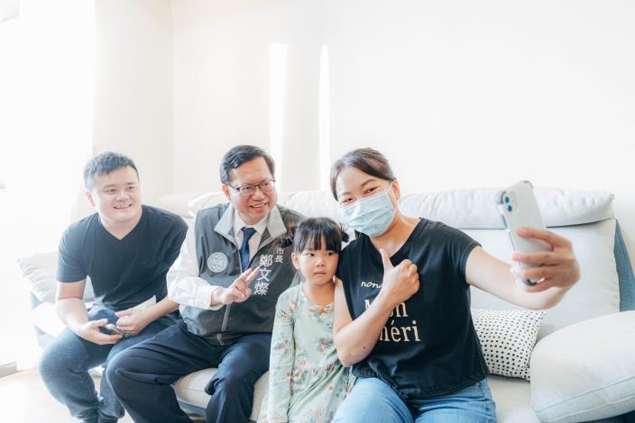 一家三口與市長開心自拍
