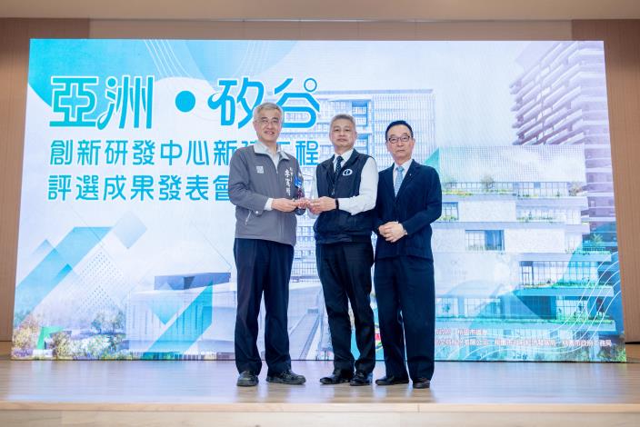 李副市長與根基營造股份有限公司代表合影