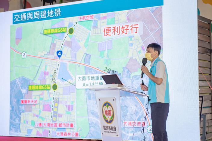 工務局同仁進行簡報