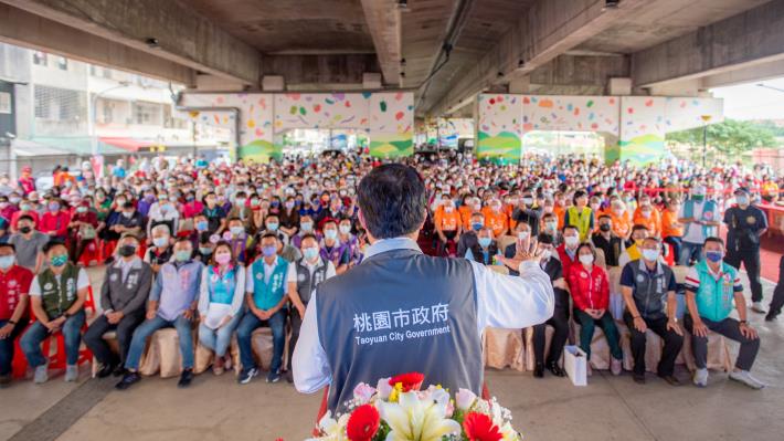 市長向市民朋友說明工程規劃與未來發展