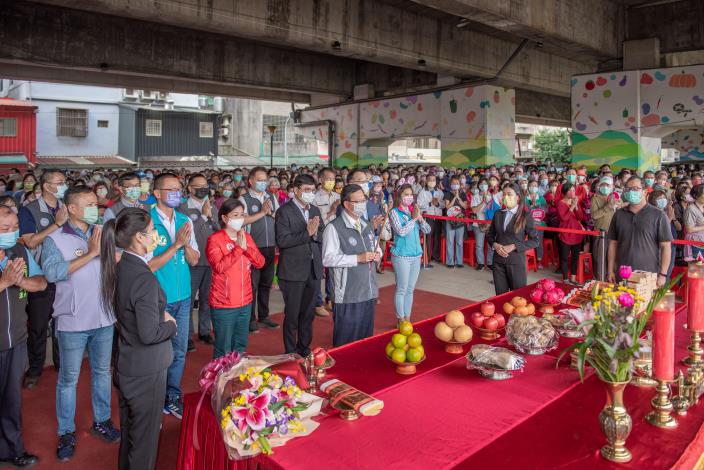 市長與貴賓一同進行祭拜儀式