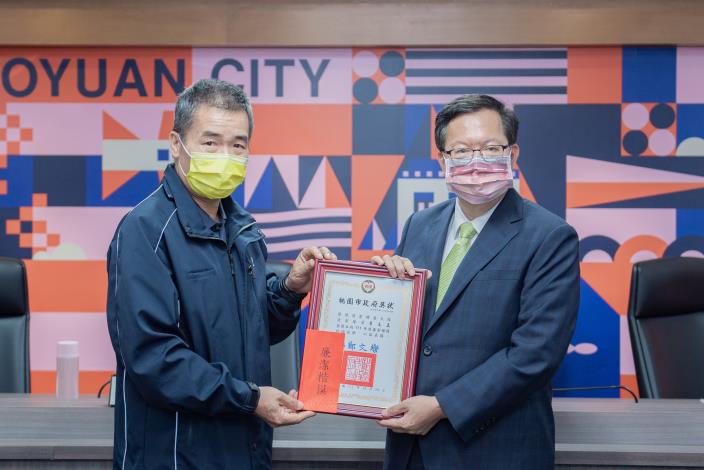 市長頒發獎狀予環境清潔稽查大隊清潔隊員呂文正