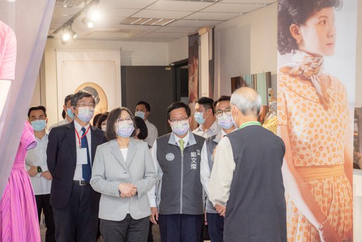 蔡總統與鄭市長共同參觀引發熱潮的客家時代劇《茶金》特展