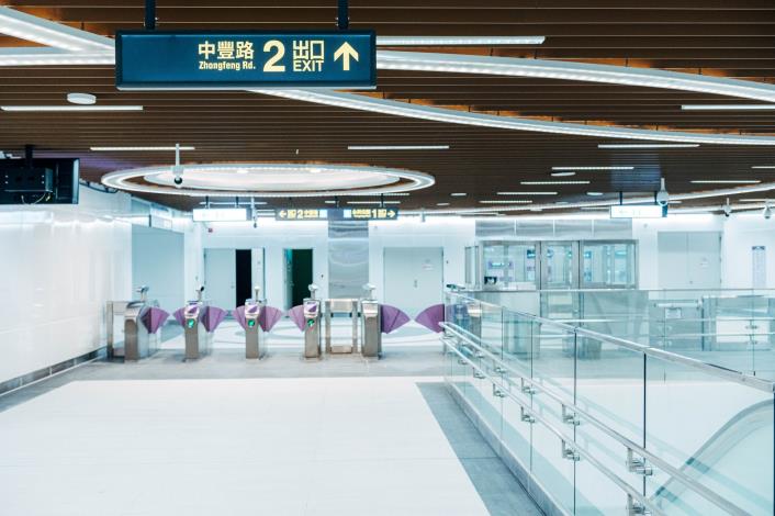 穿堂層採用埤塘水波漣漪意象塑造室內空間律動感