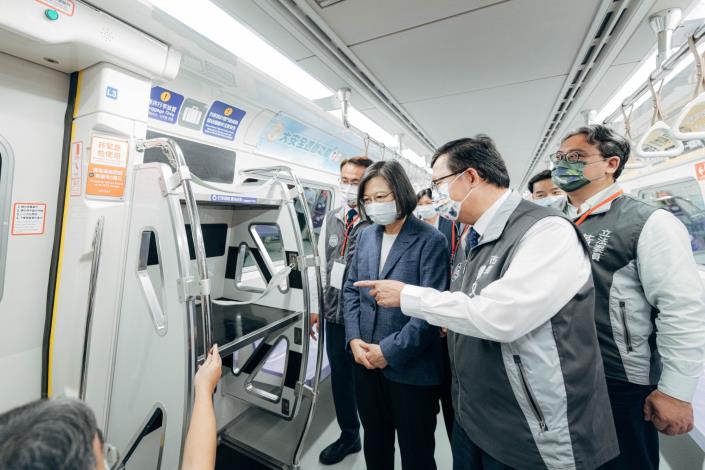 鄭市長陪同蔡總統視察車廂設備