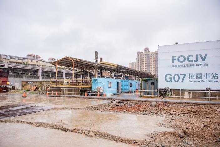 捷運綠線G07站及台鐵地下化共構區採逆打工法施工，預計116年底完工