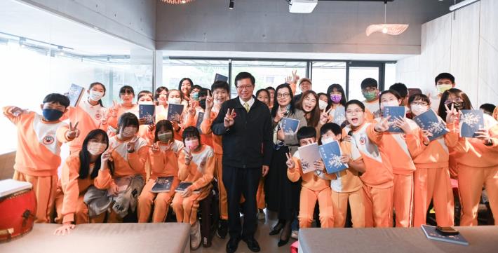 大忠國小表演《大湳水上樂園的前世今生》，呈現「埤塘」在社區的記憶，以及過去在生活中扮演的重要角色