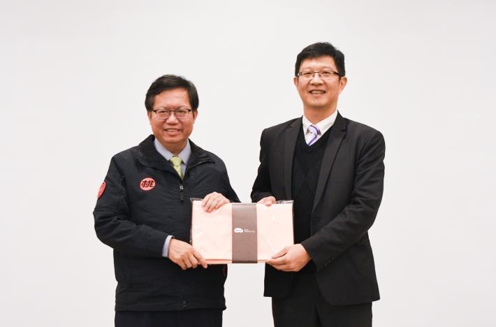鄭市長代表接受捐贈