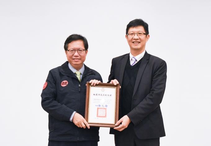 鄭市長頒發感謝狀