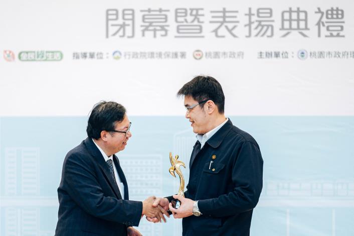 市長與績優綠色採購企業獲獎單位代表握手致意
