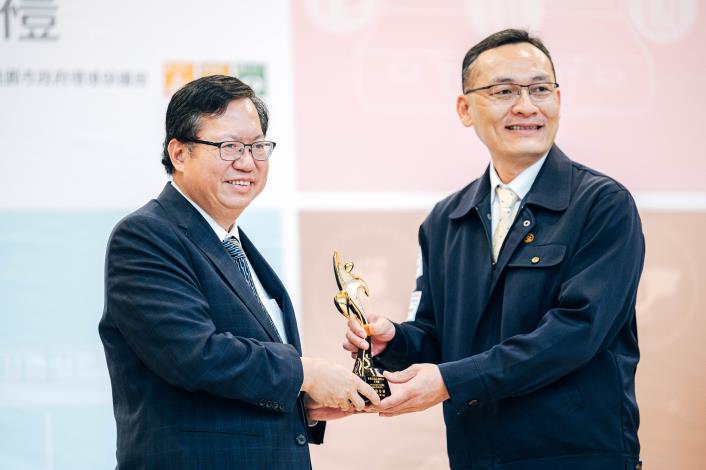 市長與績優綠色採購企業獲獎代表合影