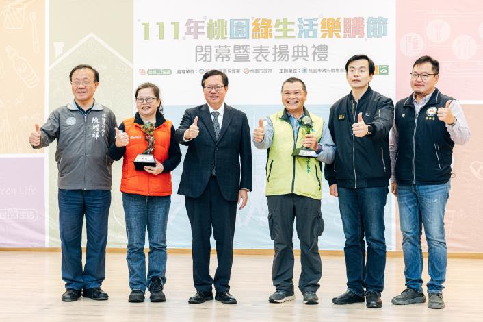 市長與國家環境教育獎獲獎單位代表合影