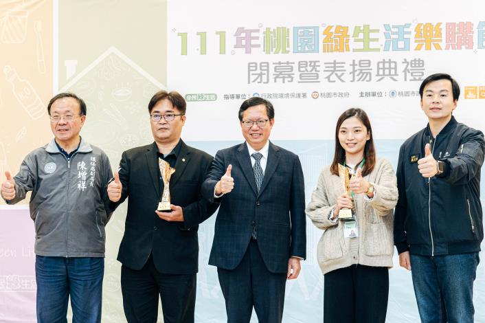 市長與碳足跡標籤認證獲獎單位代表合影