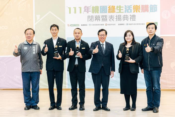 市長與銀級環保旅館認證獲獎單位代表合影