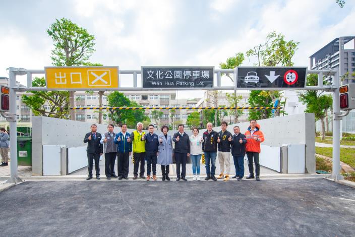 鄭市長和與會貴賓比讚合影