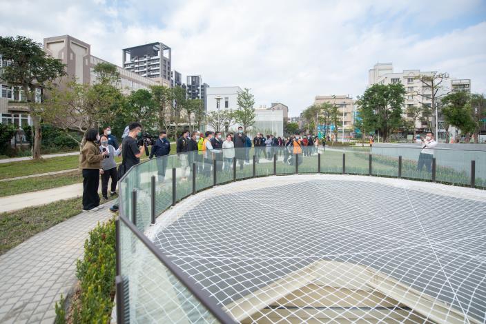 鄭市長等人視察重建後的文化公園停車場