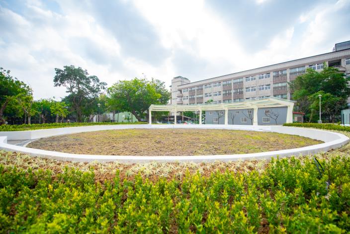 平鎮文化公園以客家圓融個性與埤塘珠落玉盤，漣漪緩緩意象為設計主軸