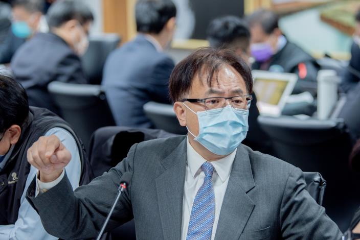 交通局長張新福說明交通疏導、接駁及停車規劃