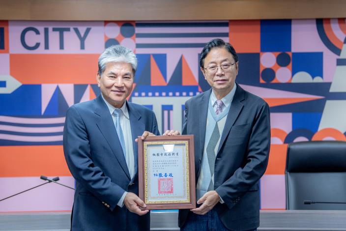張市長頒發市府聘書，由臺灣大學土木系教授李鴻源擔任市府公共工程體檢委員會總顧問