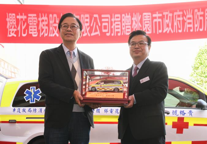 市長與櫻花電梯公司董事長許文環合影