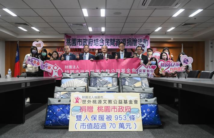 張市長和與會貴賓比讚合影