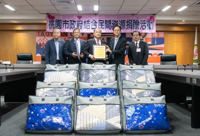 張市長代表市府致贈感謝牌表彰世外桃源文教公益基金會