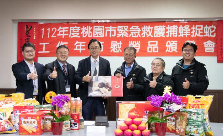 張市長頒發慰勞品及慰問金，感謝捕蜂捉蛇大隊全年無休的辛勞付出