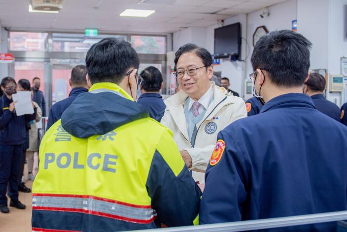 張市長逐一慰勉警察同仁
