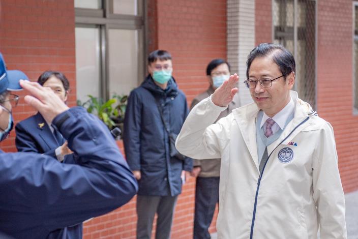 張市長向警察同仁致意