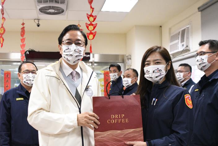 張市長頒發咖啡禮盒，肯定警察同仁的付出