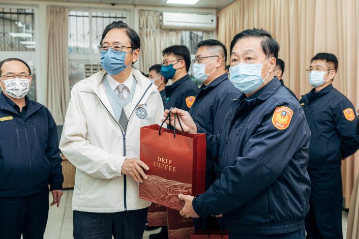 張市長頒發咖啡禮盒，慰勞警察同仁